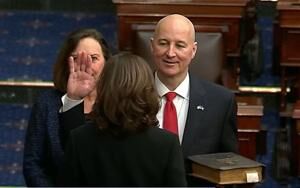 Ricketts officially takes his seat in the Senate